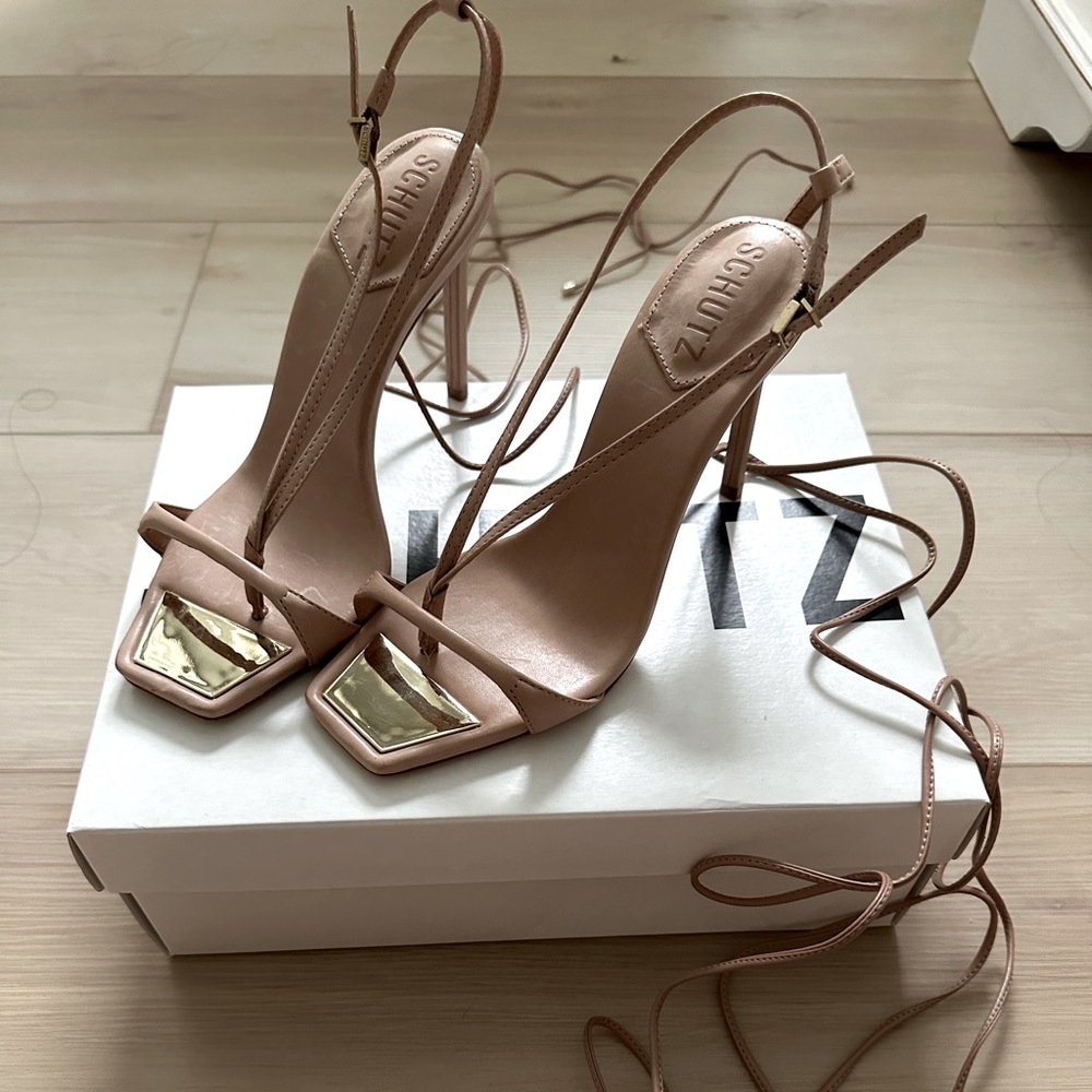 Lace up adds a trendy touch, while the modern square toe and classic silhouette.